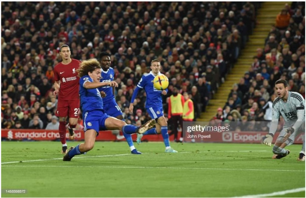 Wout Faes liên tiếp có 2 pha phản lưới nhà giúp Liverpool lội ngược dòng thành công.