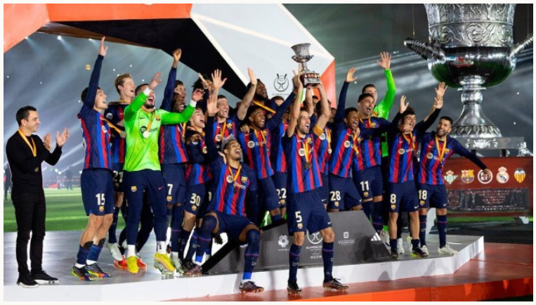 Đội trưởng Sergio Busquest nâng Siêu Cup Tây Ban Nha cùng Barca trên sân King Fahd ngày 15/1