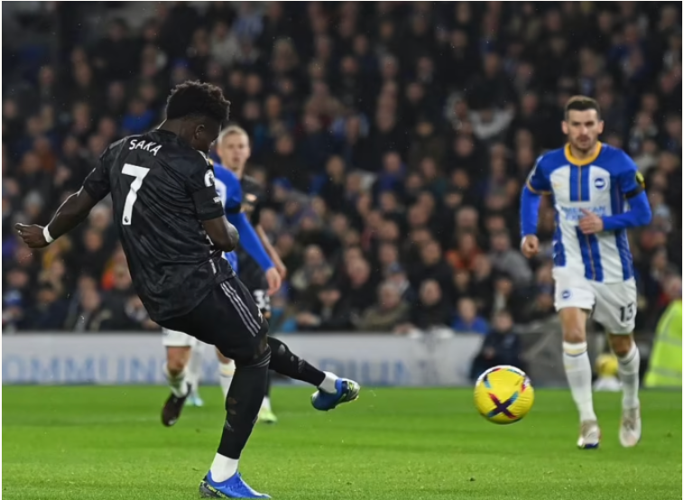 Saka đặt lòng trong cấm địa. Mở tỷ số cho Arsenal ngay giây 65