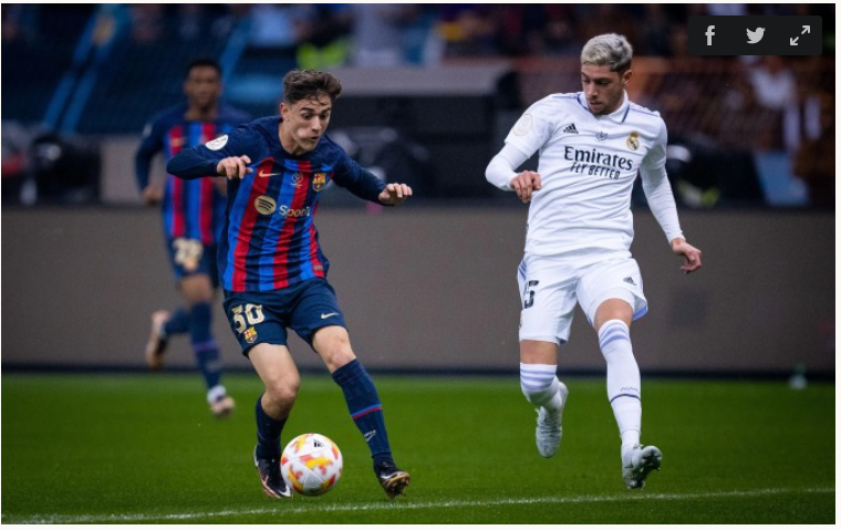 Gavi đi bóng qua Valverde trong trận chung kết Siêu Cup Tây Ban Nha trên sân King Fahd ngày 15/1