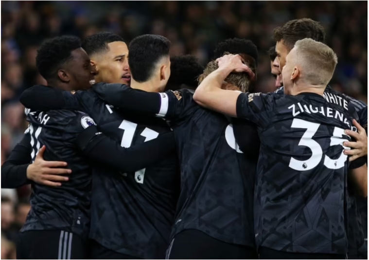 Các cầu thủ Arsenal mừng chiến thắng trước Brighton.