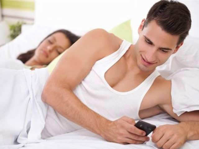Mộng thấy chồng nhắn tin với gái